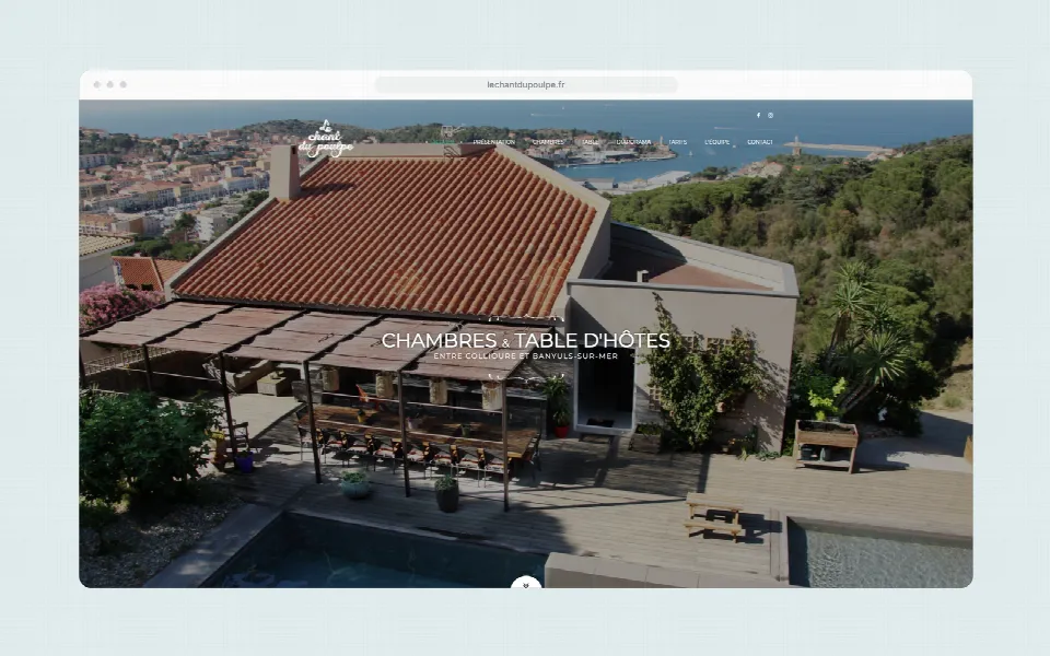 Site web du Chant du Poulpe présenté sur un moniteur : page d’accueil